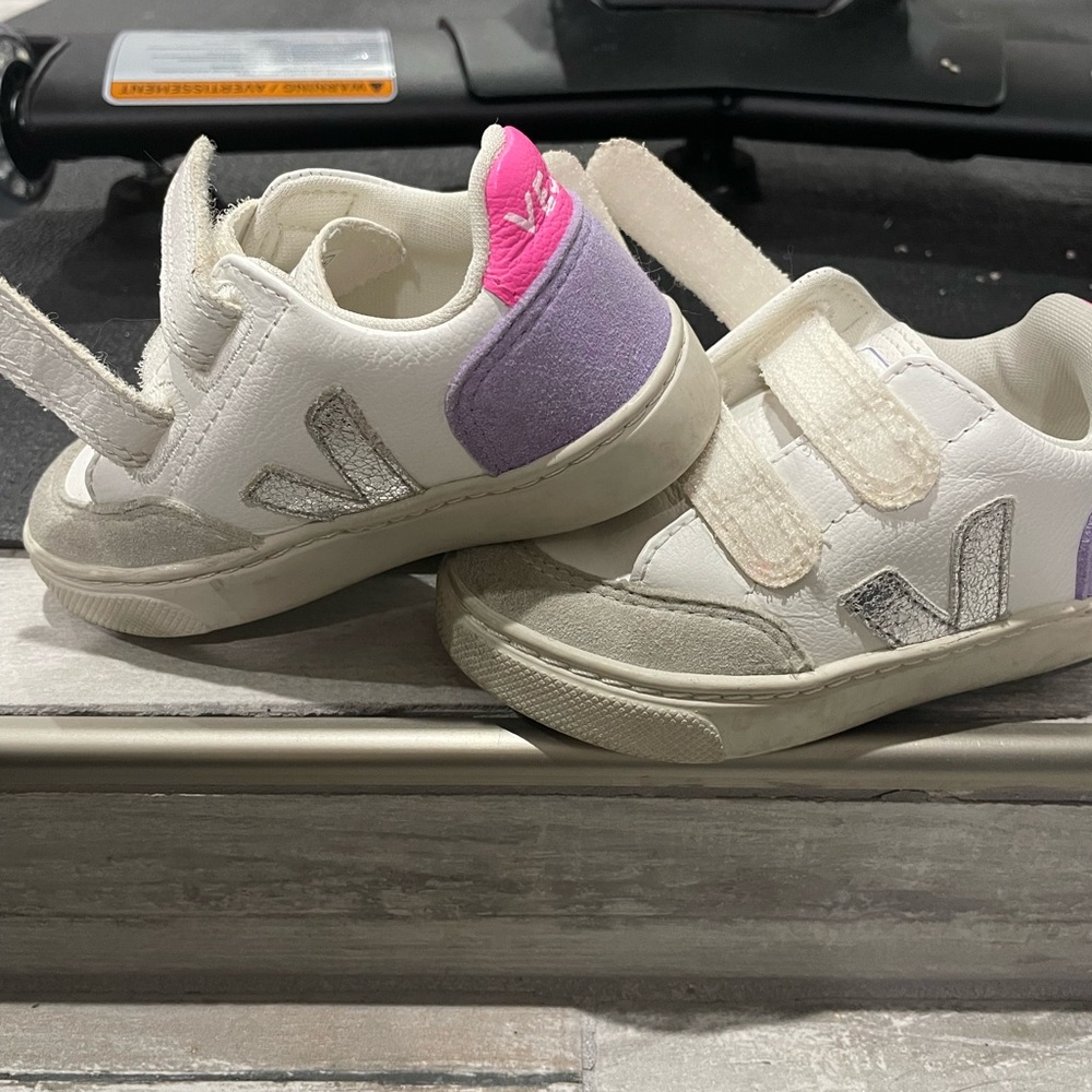 Children’s purple and pink vejas
